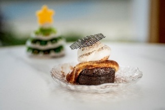 A dessert on a plate
AI-generated content may be incorrect.