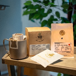 一張含有 資料表, 馬克杯, 咖啡杯, 室內 的圖片
AI 產生的內容可能不正確。