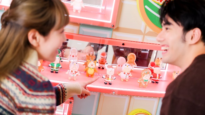 Two people looking at a toy

AI-generated content may be incorrect.