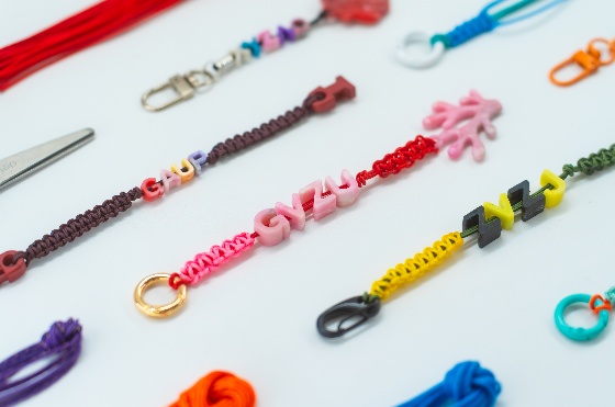A group of colorful bracelets

AI-generated content may be incorrect.