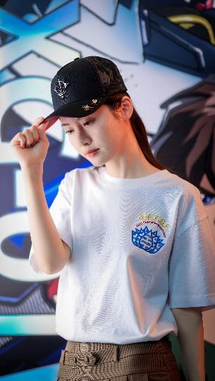 一張含有 服裝, 人員, 人的臉孔, 時尚配件 的圖片

AI 產生的內容可能不正確。