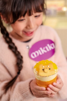 A child holding a cup of dessert

AI-generated content may be incorrect.