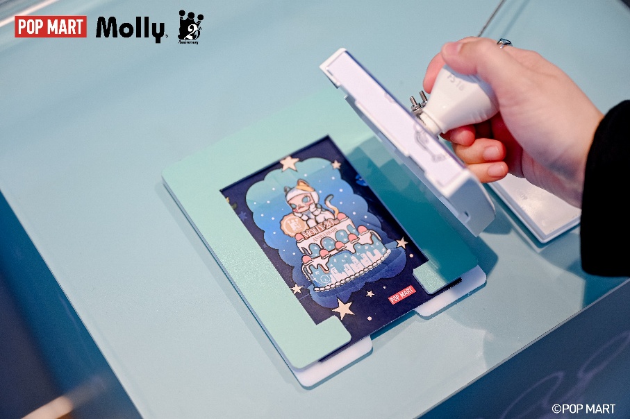 A hand holding a picture

AI-generated content may be incorrect.