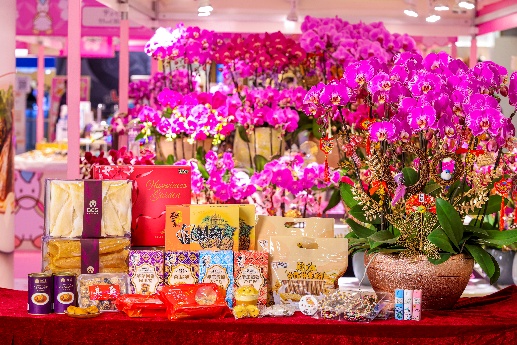A table with pink flowers and bags

AI-generated content may be incorrect.