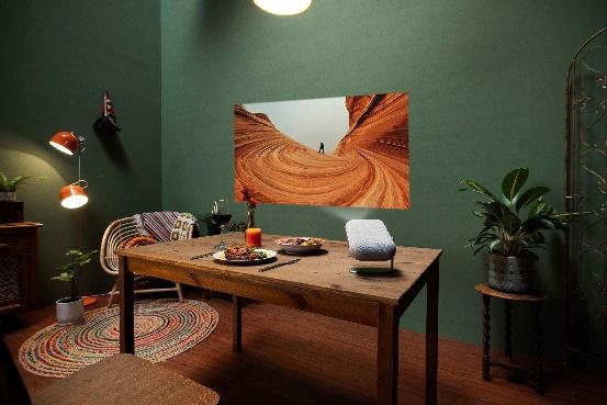 一張含有 室內, 牆, 傢俱, 花瓶 的圖片自動產生的描述