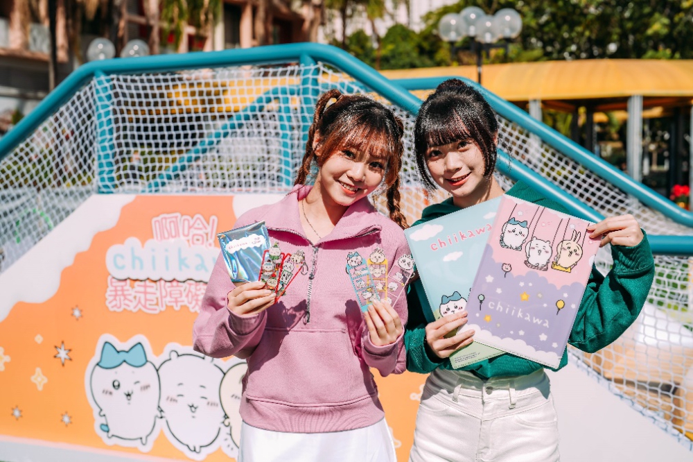 Two women holding books and smiling

Description automatically generated with medium confidence