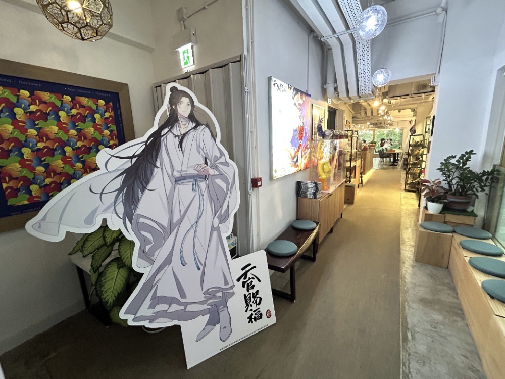 A room with a large poster

Description automatically generated with medium confidence
