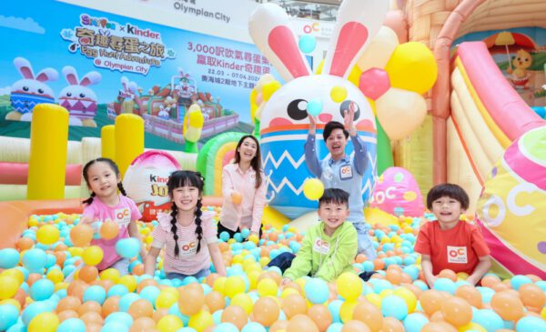 A group of kids playing in a ball pit Description automatically generated