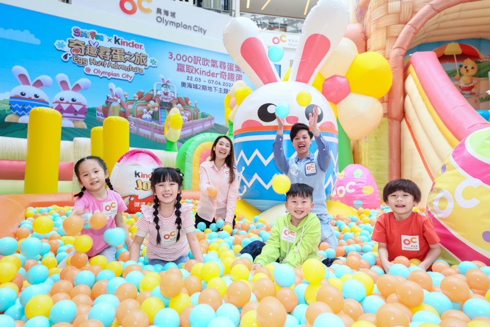 A group of kids playing in a ball pit

Description automatically generated