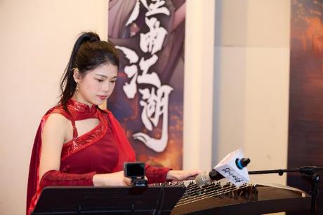 一張含有 音樂, 服裝, 人員, 鋼琴 的圖片 自動產生的描述