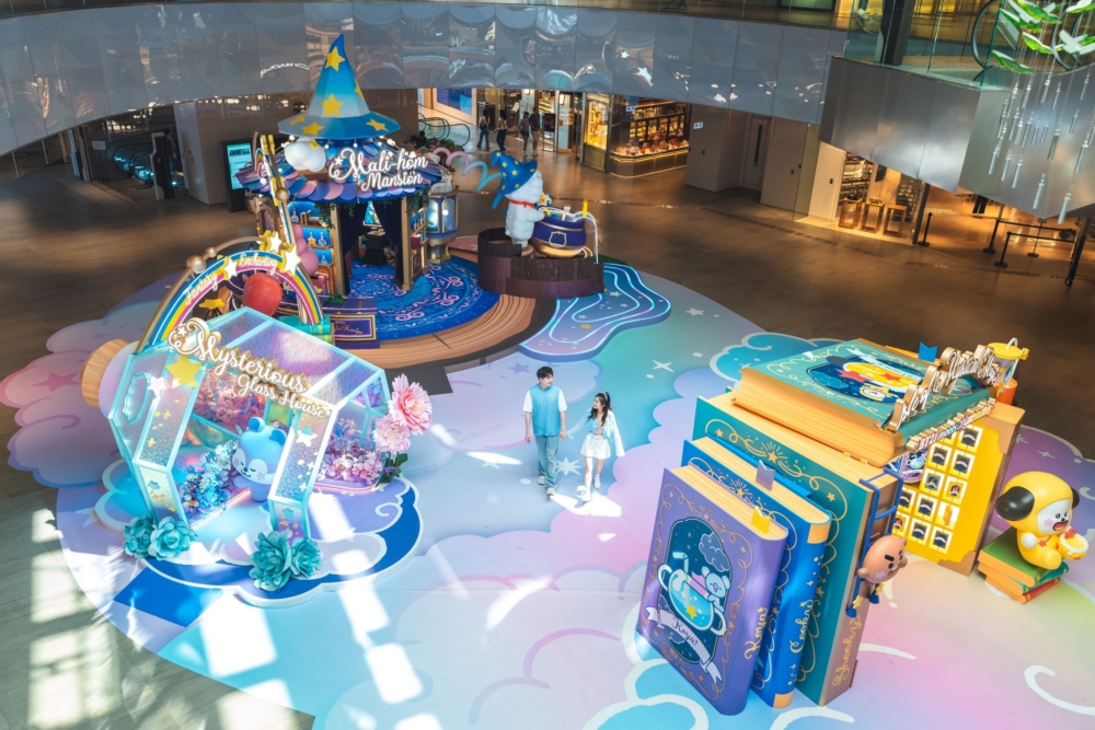 A group of people in a mall
Description automatically generated