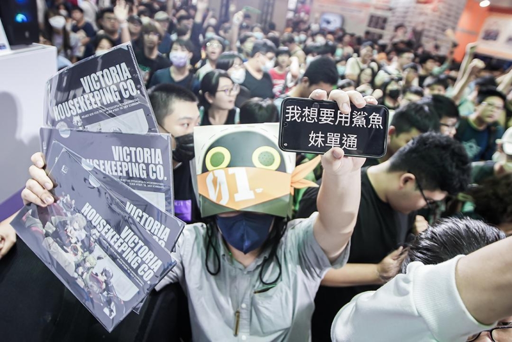一張含有 服裝, 人員, 人的臉孔, 男人 的圖片
自動產生的描述