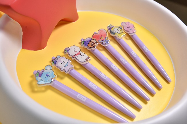 A group of purple pens in a bowl

Description automatically generated