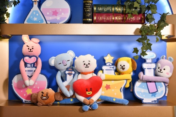 A group of stuffed animals on a shelf

Description automatically generated
