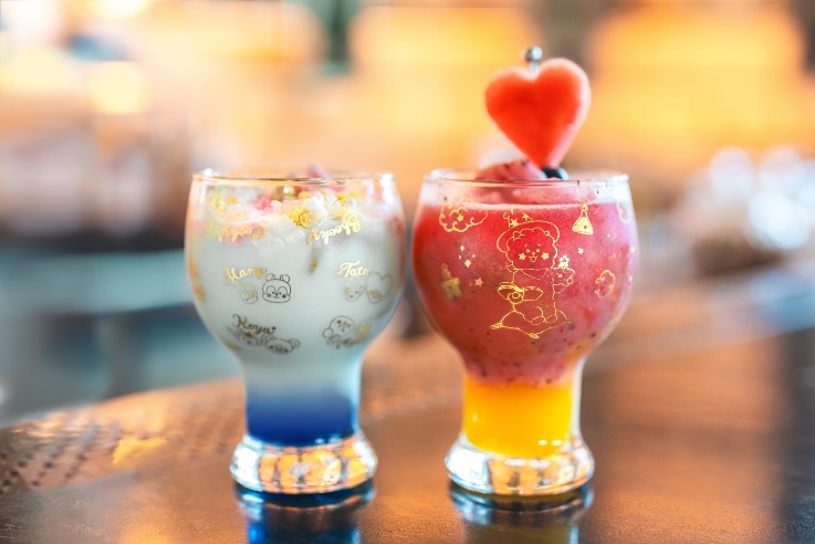 Two glasses with different colored drinks
Description automatically generated
