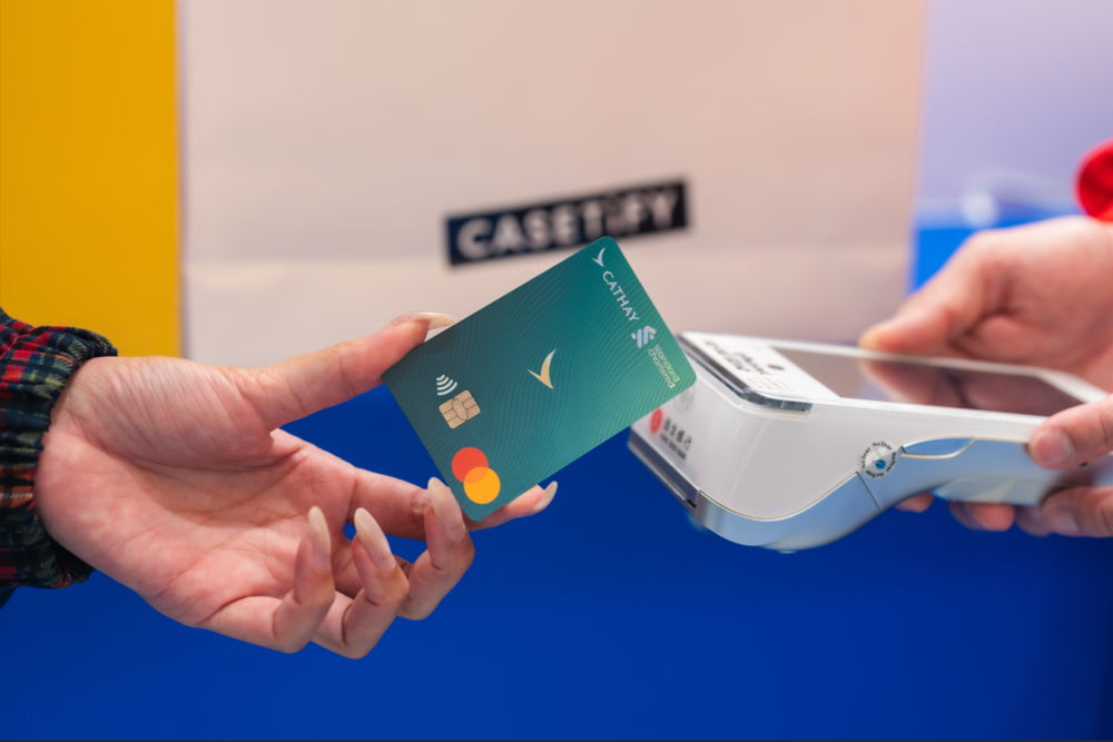 A hand holding a credit card

Description automatically generated