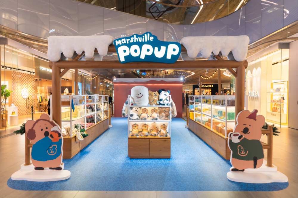 A store with a sign and a storefront
Description automatically generated with medium confidence