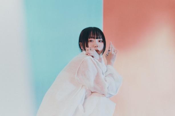 ピンクのドレスを着た女性
中程度の精度で自動的に生成された説明