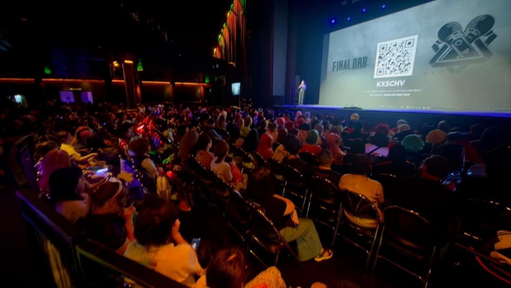 A crowd of people in a auditorium
AI-generated content may be incorrect.