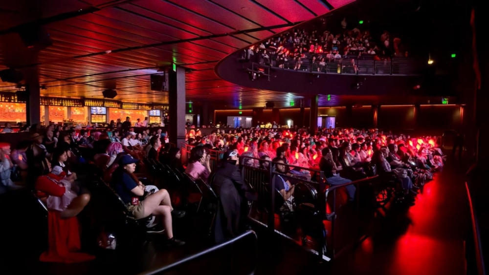 A large crowd of people in a large room
AI-generated content may be incorrect.
