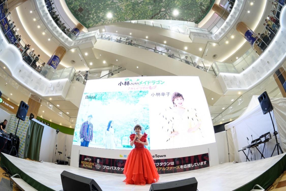 屋内, テーブル, 座る, 鏡 が含まれている画像

AI 生成コンテンツは誤りを含む可能性があります。