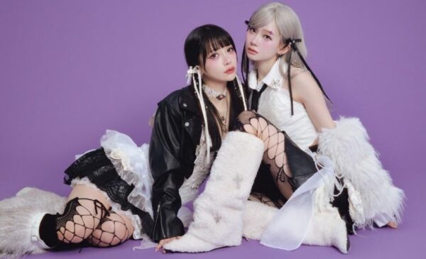 ぬいぐるみを抱いている女性 AI 生成コンテンツは誤りを含む可能性があります。